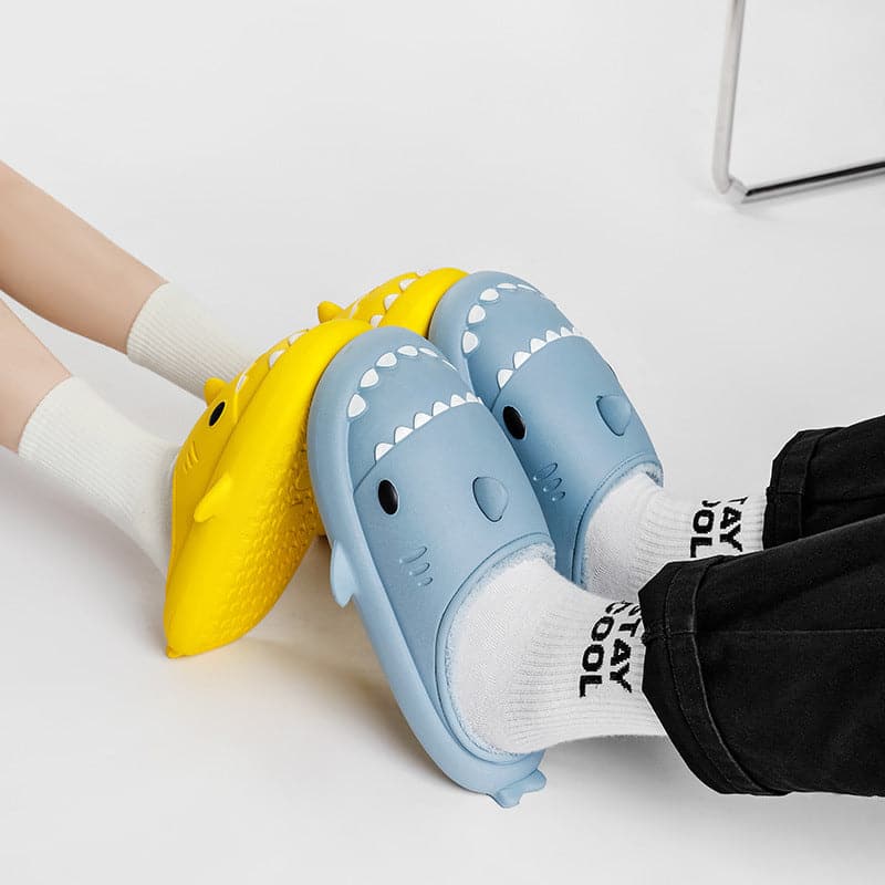 SharkHugs – Papuci slip-on cu model de rechin și talpă antiderapantă