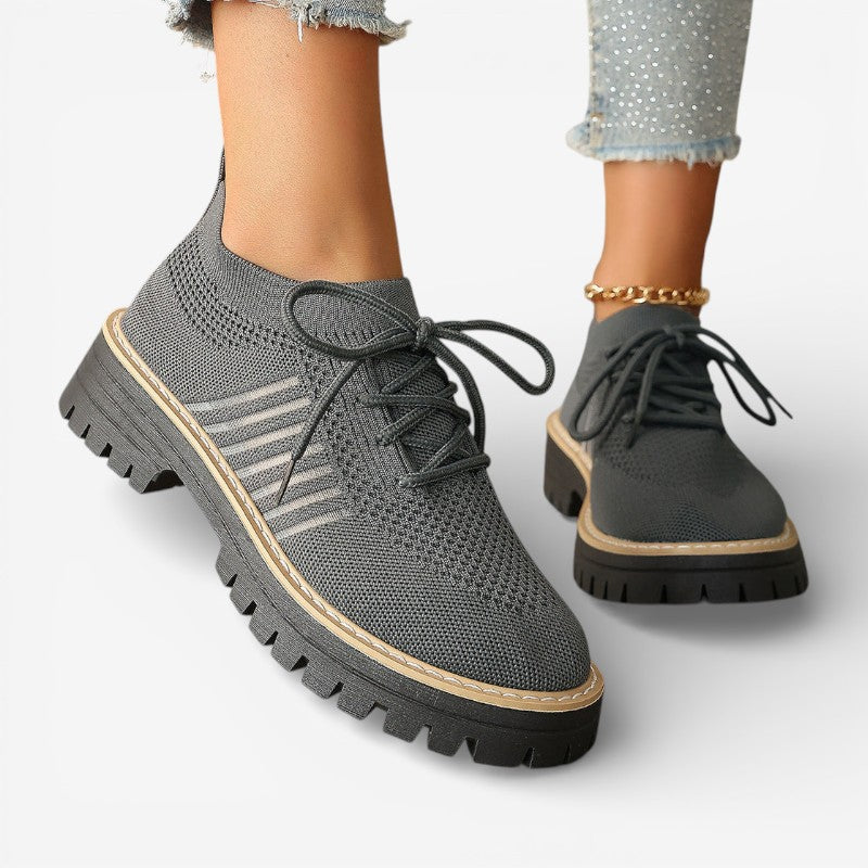 Orlyna – Buty wsuwane z ozdobnymi sznurówkami | Antypoślizgowa podeszwa dla stabilnego chodzenia | Codzienne, casualowe noszenie | Rozmiary 36–43 | Brązowy, Szary, Czarny, Jasnoszary, Różowy, Beżowy, Czerwony, Jasnoróżowy, Biały