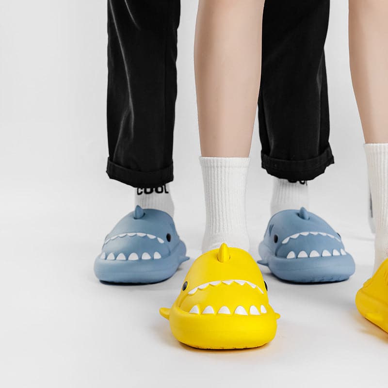 SharkHugs – Papuci slip-on cu model de rechin și talpă antiderapantă
