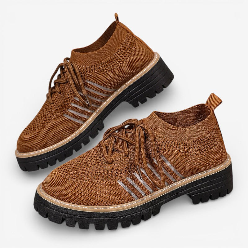Orlyna – Buty wsuwane z ozdobnymi sznurówkami | Antypoślizgowa podeszwa dla stabilnego chodzenia | Codzienne, casualowe noszenie | Rozmiary 36–43 | Brązowy, Szary, Czarny, Jasnoszary, Różowy, Beżowy, Czerwony, Jasnoróżowy, Biały