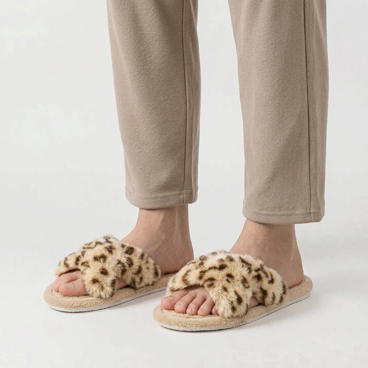 WildSnuggle - Dámske huňaté papuče s leopardím vzorom