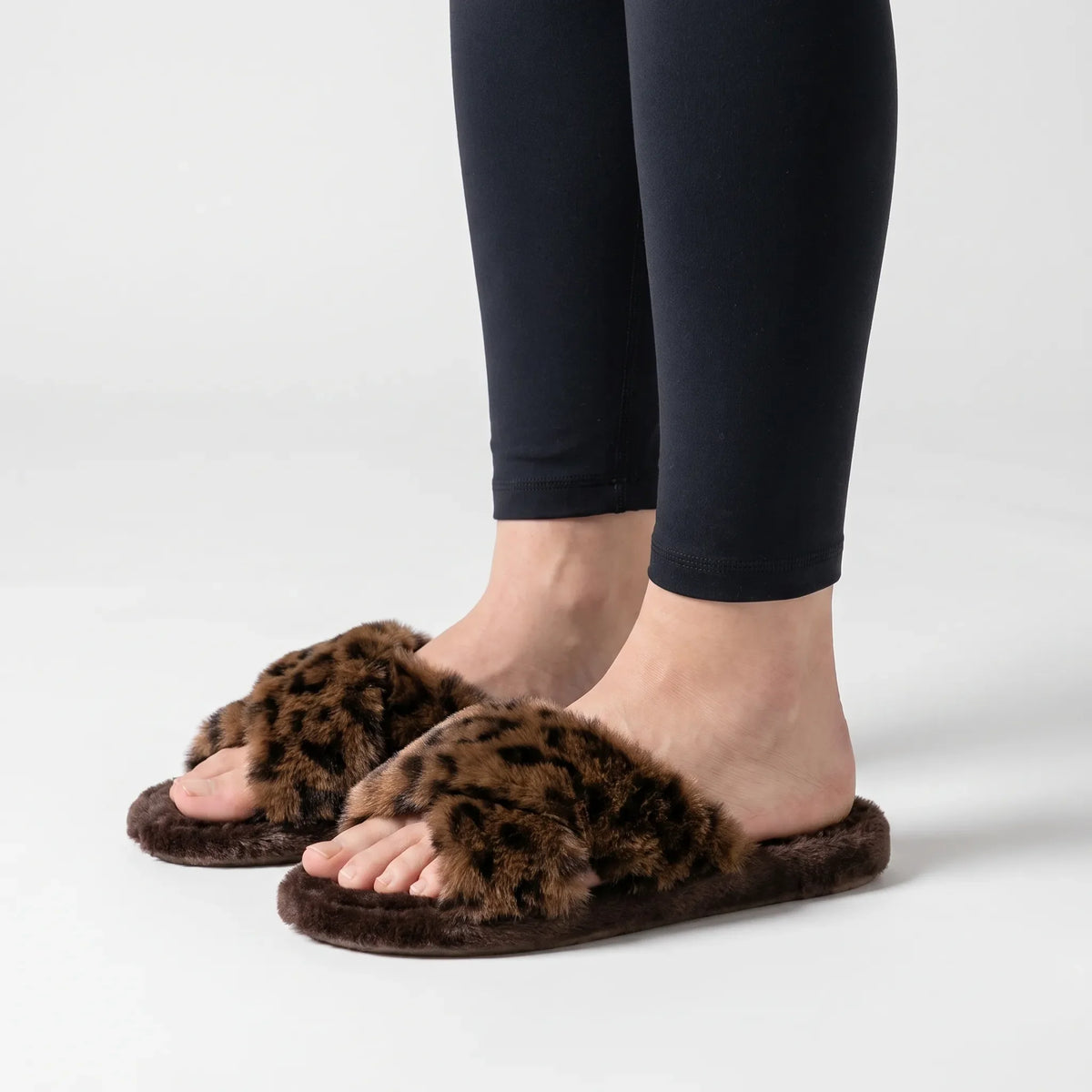 WildSnuggle - Dámske huňaté papuče s leopardím vzorom