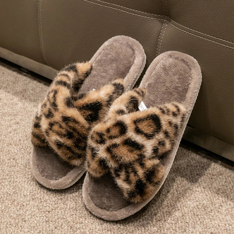 WildSnuggle - Dámske huňaté papuče s leopardím vzorom
