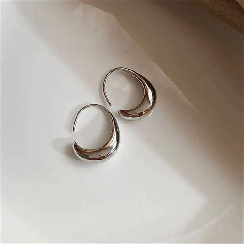 Diana - Boucles d’oreilles remarquables en forme de C avec silhouette moderne et finition douce et brillante