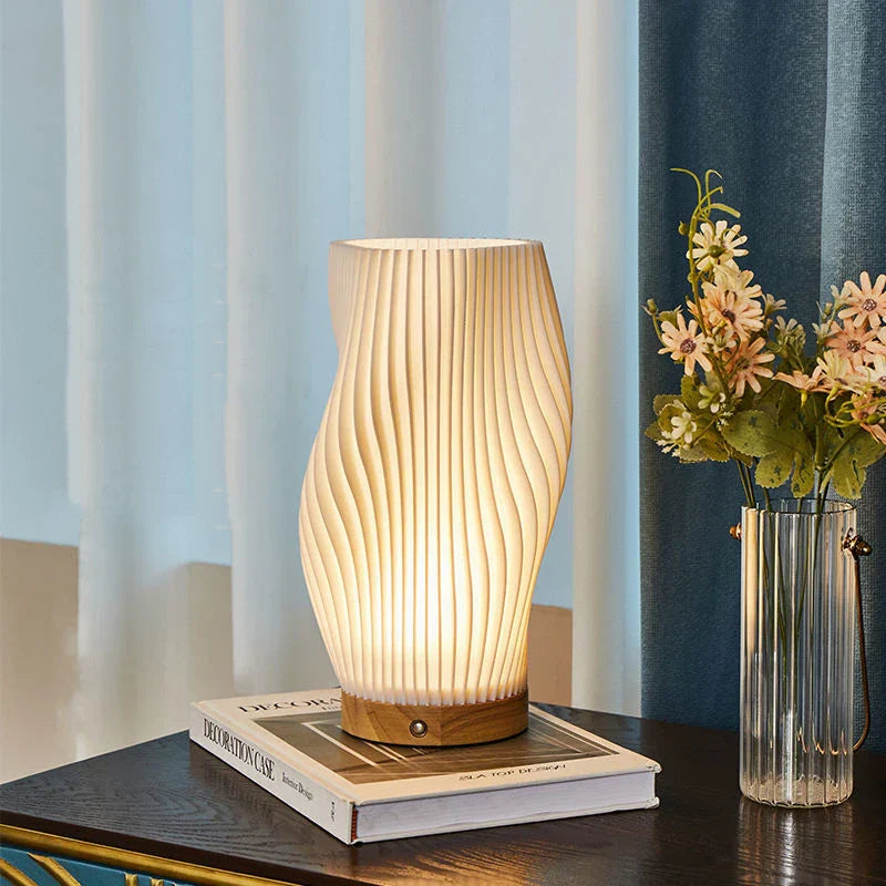 GlowWave – Lampă de masă modernă cu model valuri pentru iluminare ambientală confortabilă