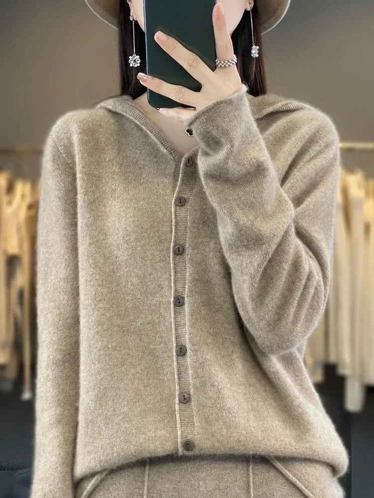 Emilia - Morbido e caldo maglione in cashmere con cappuccio e bottoni