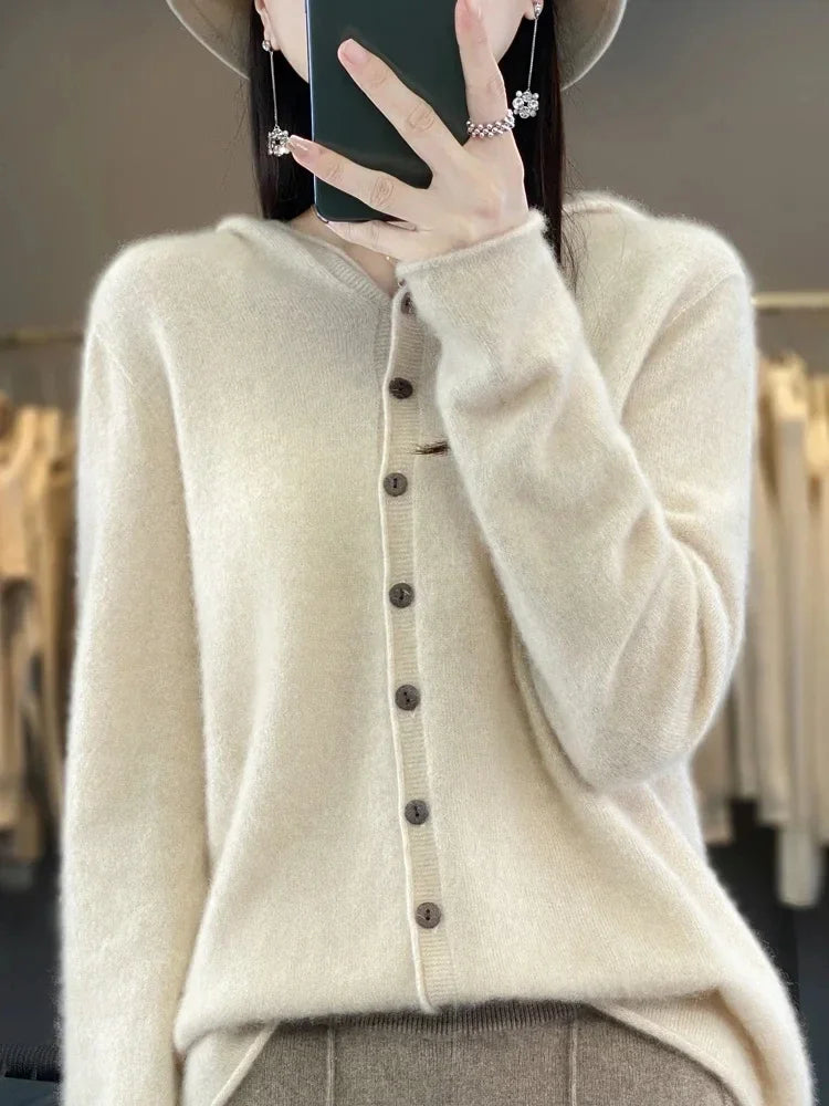 Emilia - Morbido e caldo maglione in cashmere con cappuccio e bottoni