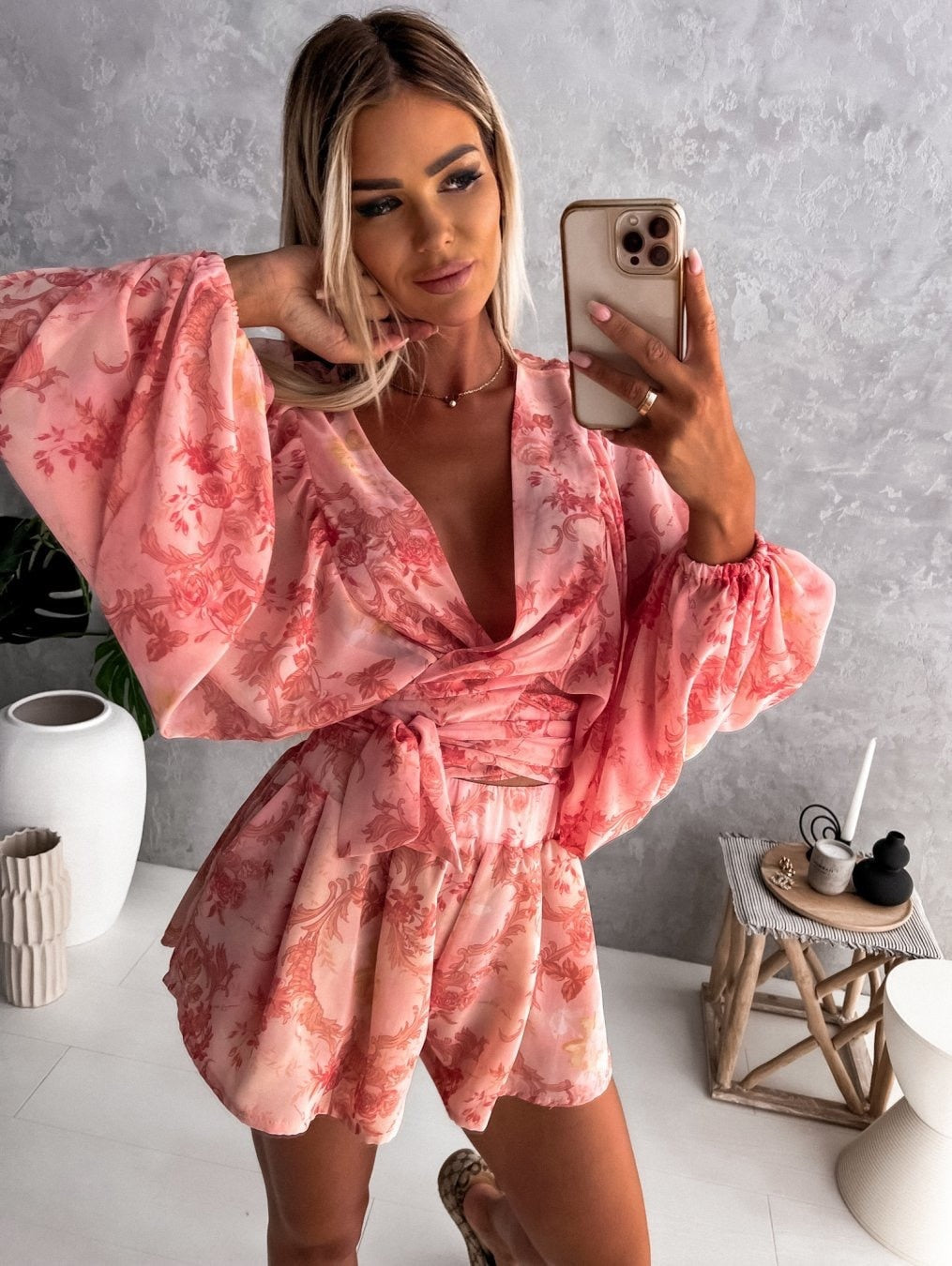 Alice - Luxurious deep V-neck dress with printed lantern sleeves