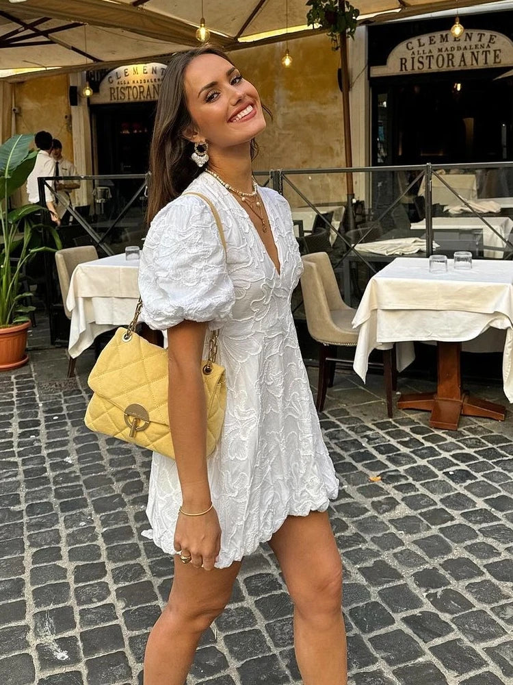 Amelia - Robe blanche élégante avec une touche chic et ludique