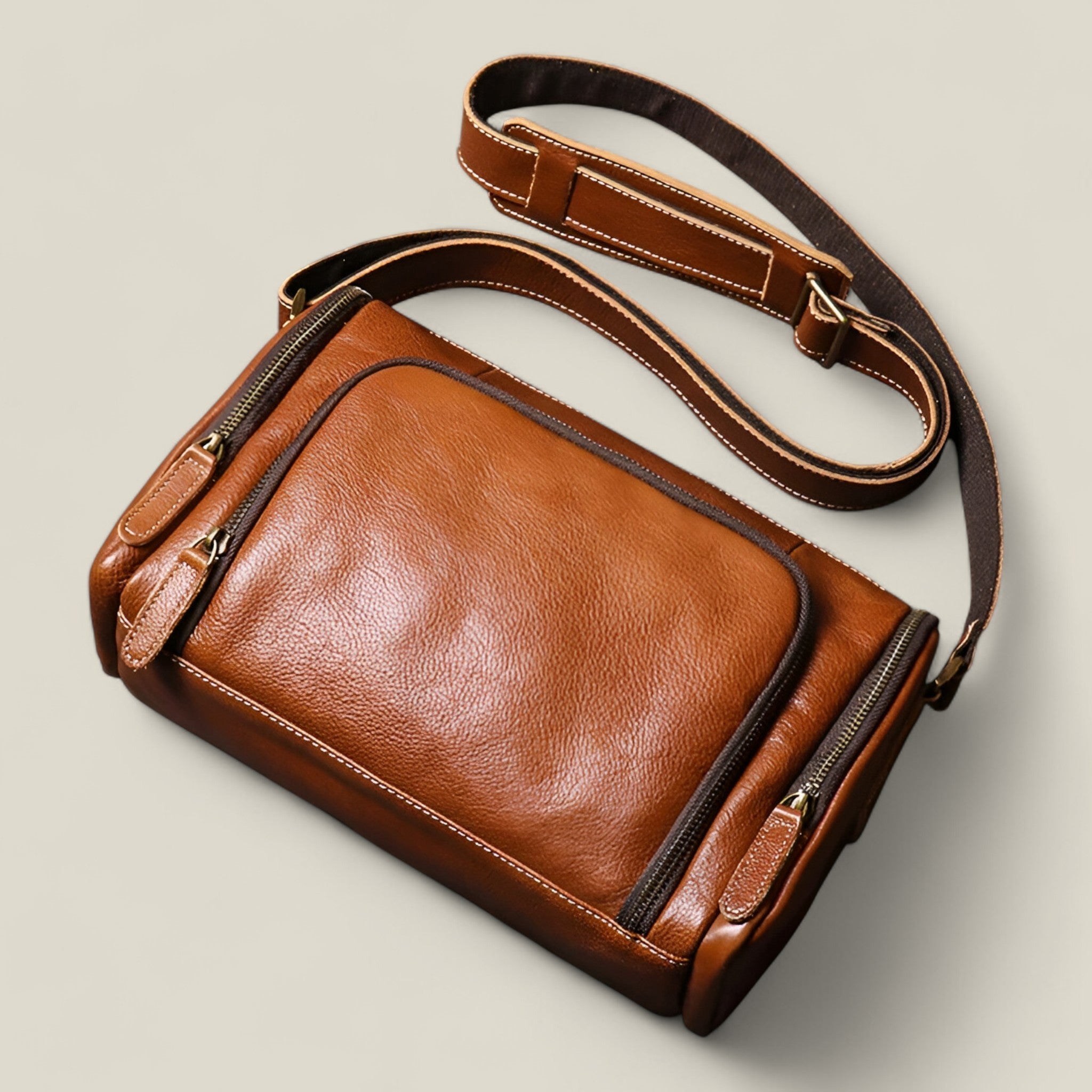 Benjamin - Classic vintage crossbody bag with compact design and timeless style