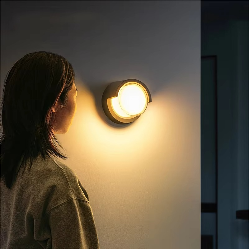 LightForm – Lampă de perete pentru exterior cu carcasă din aluminiu și acril