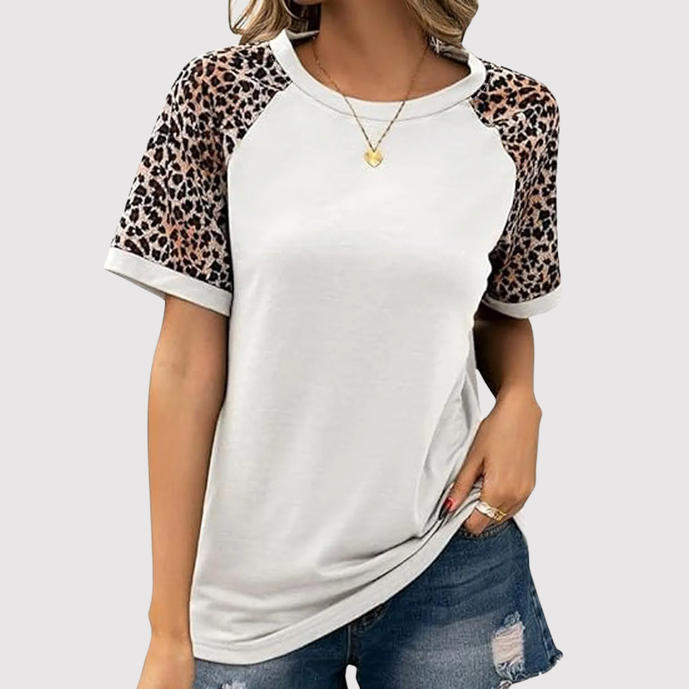 Naina - Elegant T-shirt with short sleeves and leopard print