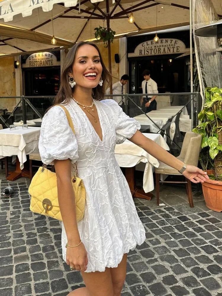 Amelia - Robe blanche élégante avec une touche chic et ludique