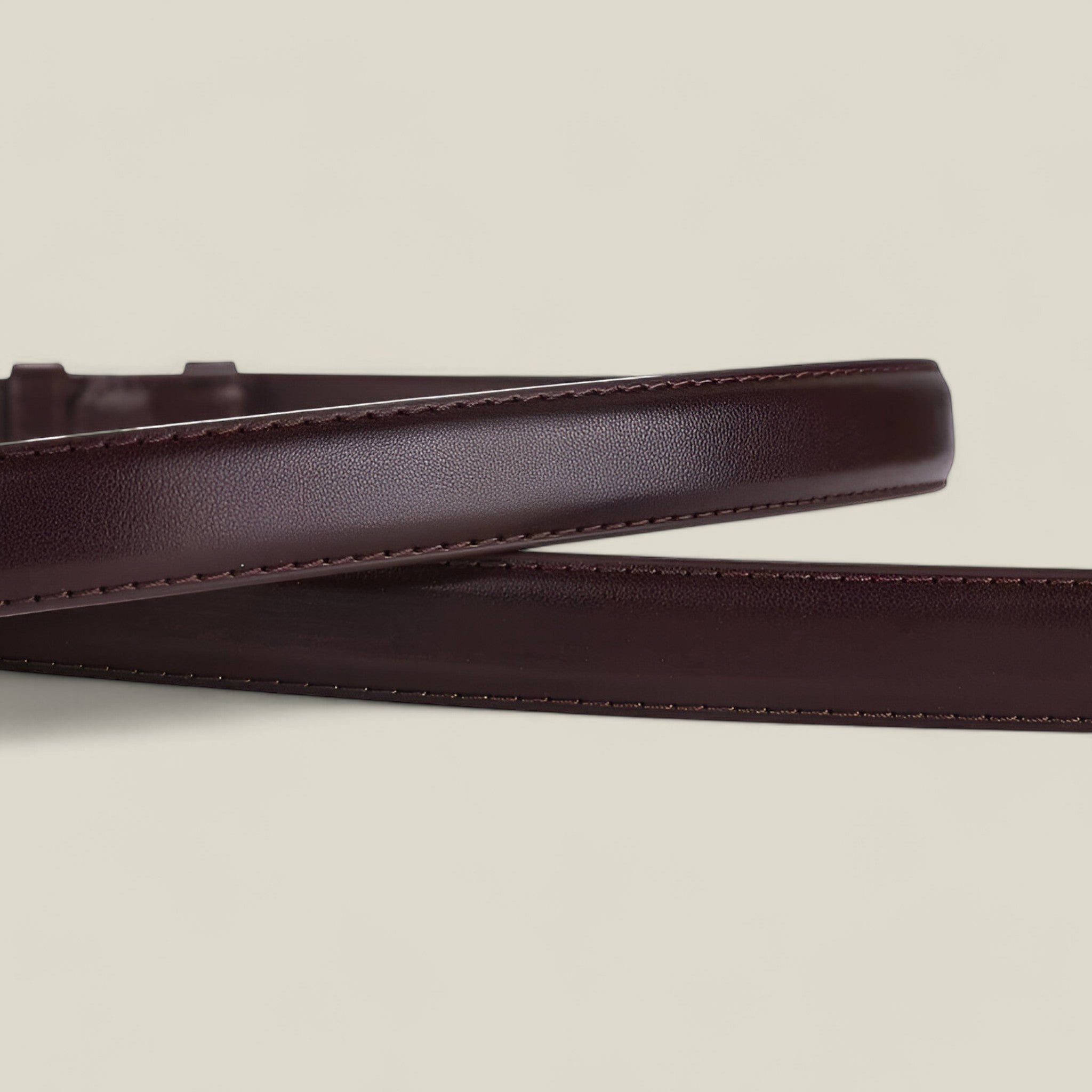 Emma - Elegante cintura sottile con fibbia dorata per styling versatile