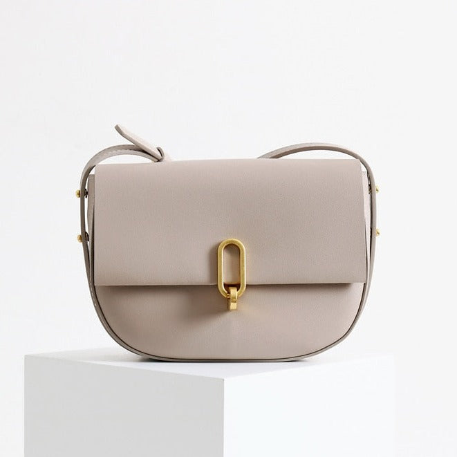 Faye - Chic handbag with flap closure and adjustable strap