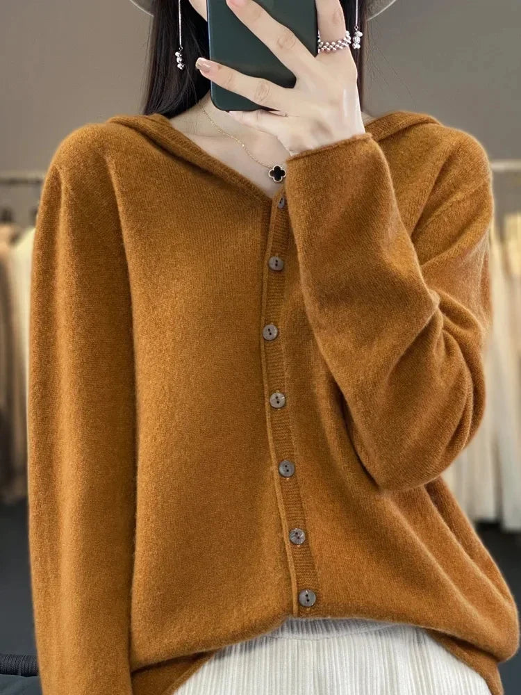 Emilia - Morbido e caldo maglione in cashmere con cappuccio e bottoni