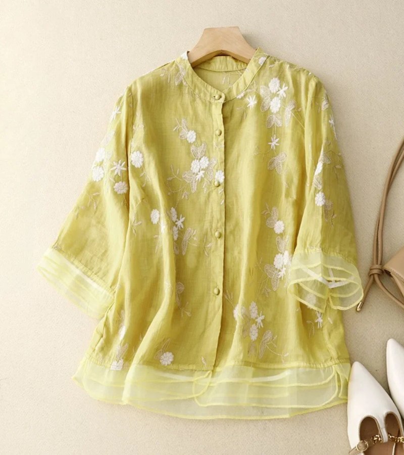 Elise – Classic blouse with round neck, front button closure, and loose fit