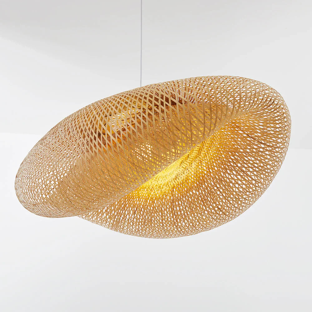 BambooChic – Ekologiczna lampa wisząca w stylu boho z miękkim światłem i ręcznie plecionym bambusowym wzorem