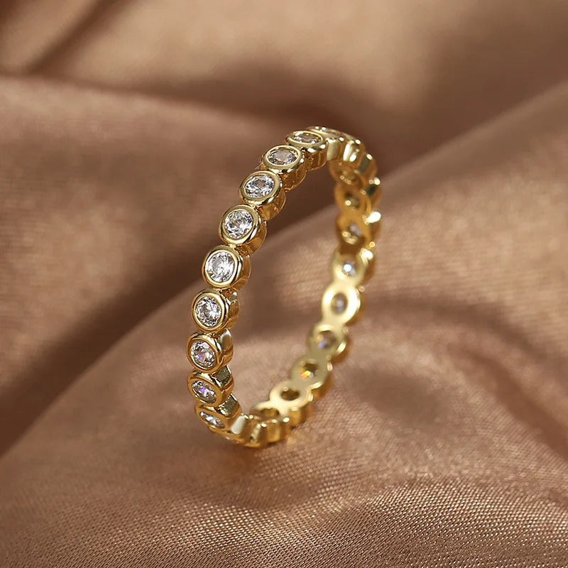 Elara – Bague classique éternité avec détails de pierres rondes et finition polie