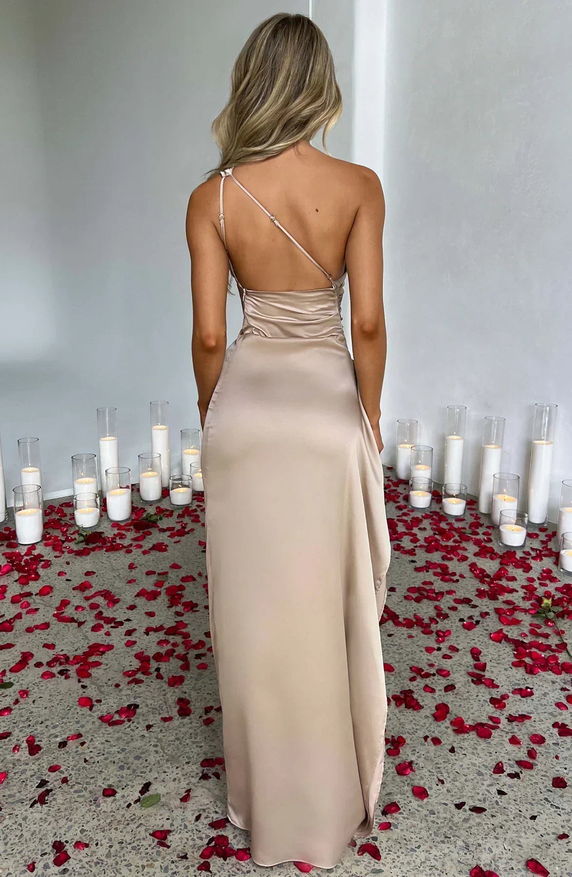 Eliana - Splendido vestito con design moderno delle spalle
