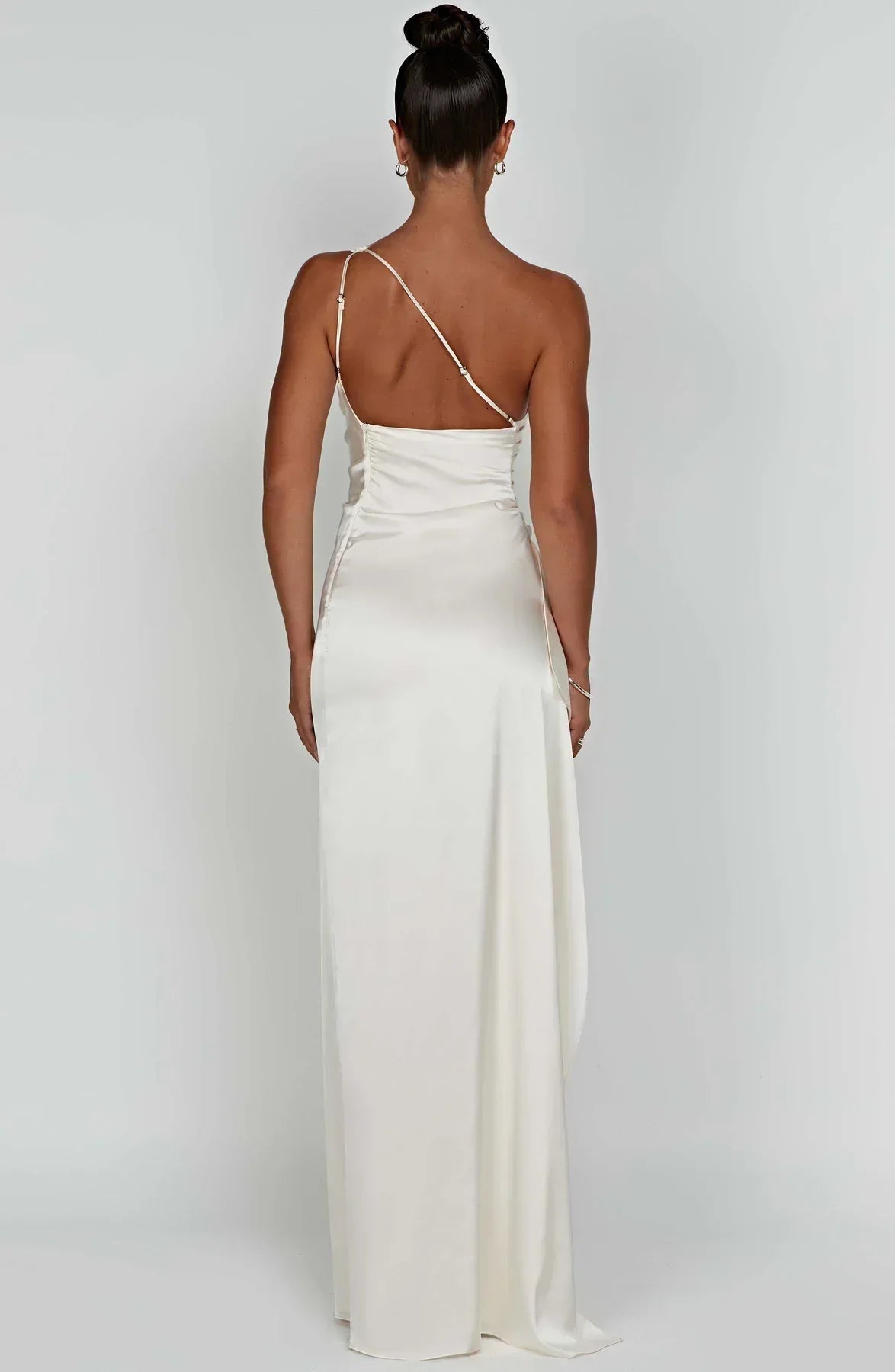 Eliana - Splendido vestito con design moderno delle spalle