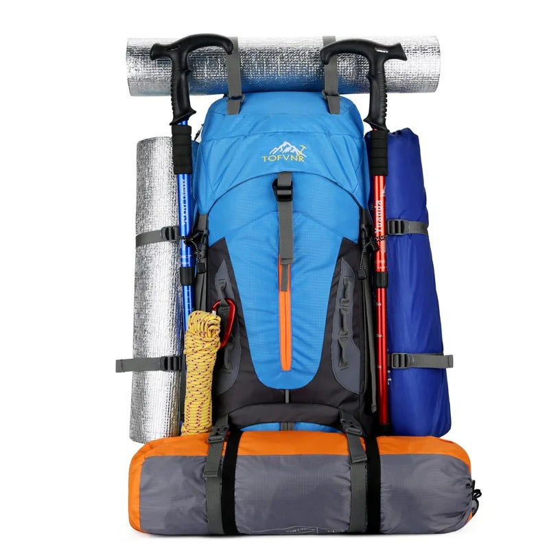 AquaTrek - Elegancki plecak outdoorowy z bezpiecznym zamkiem i pojemnymi kieszeniami