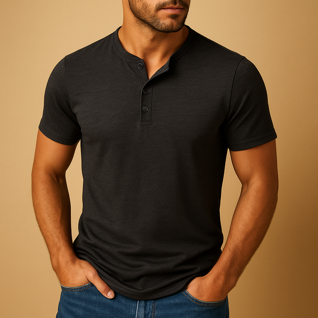 Ethan – Tricou clasic cu mâneci scurte, gât rotund și detalii cu nasturi
