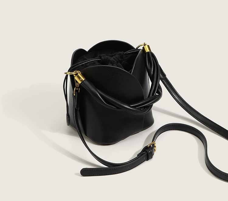 Lily - Elegant Bucket Bag with Floral Pattern and Drawstring Closure