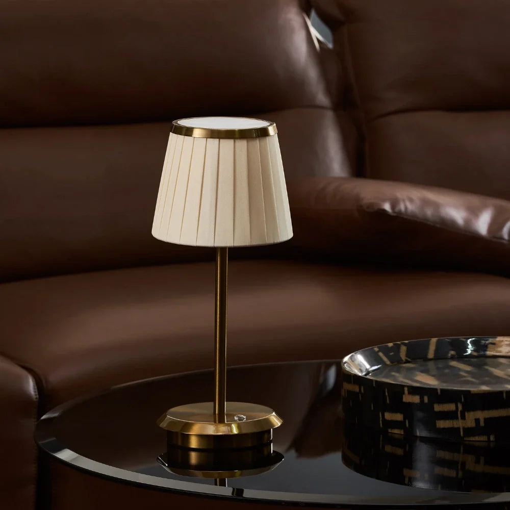 GlowWeave - LED stolní lampa s plisovaným látkovým stínidlem a železnou základnou