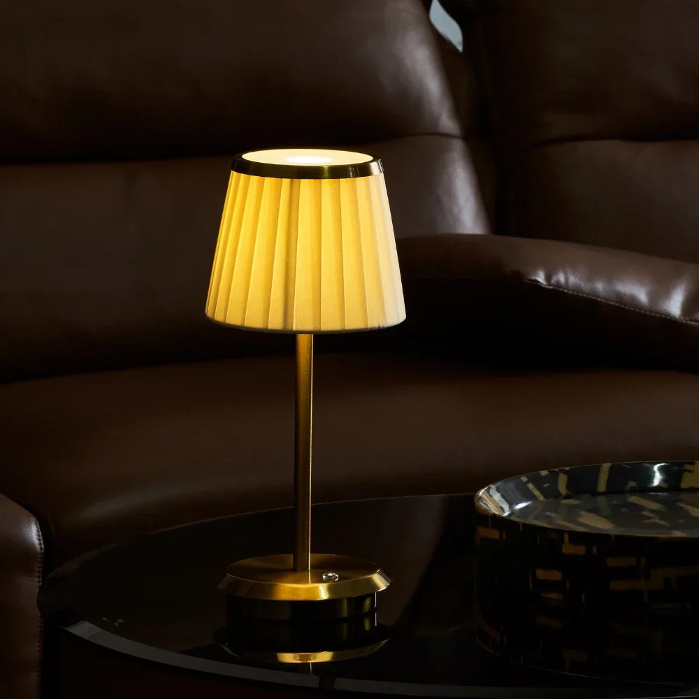 GlowWeave - LED stolní lampa s plisovaným látkovým stínidlem a železnou základnou