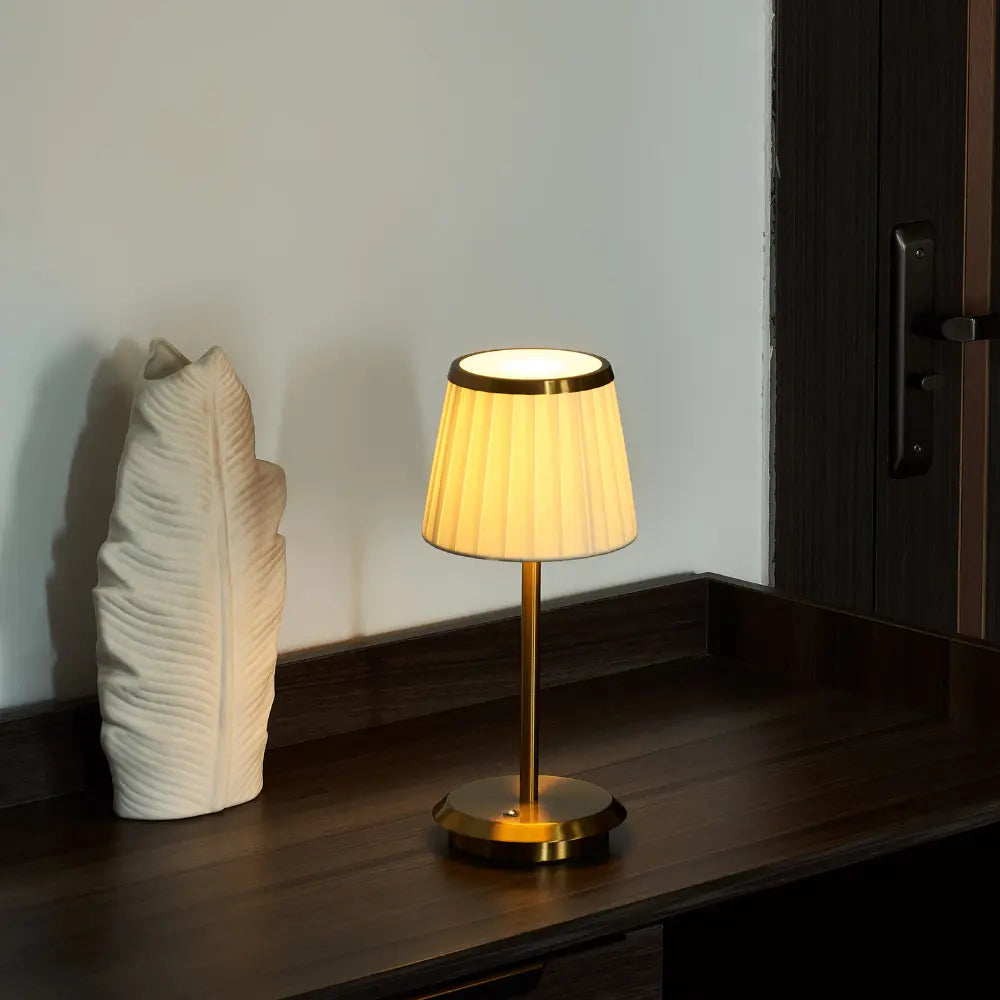GlowWeave - LED stolní lampa s plisovaným látkovým stínidlem a železnou základnou