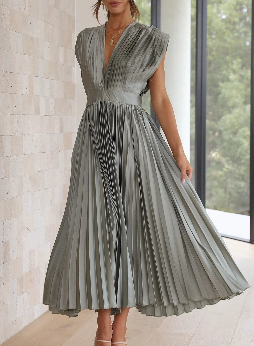 Leonie - Elegant Maxi Dress with V-Neck