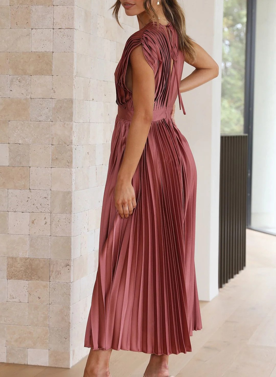 Anouk - Rochie maxi liberă, plisată, cu mâneci scurte și decolteu în V