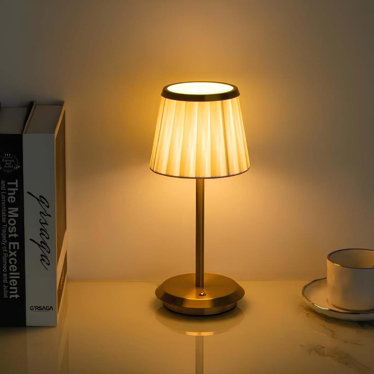 GlowWeave - LED stolní lampa s plisovaným látkovým stínidlem a železnou základnou