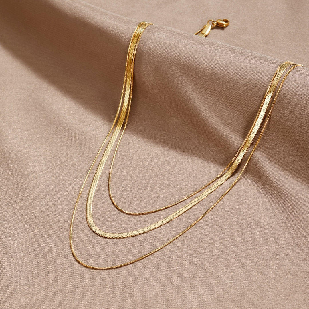 Liora – Elegante collana a catena a strati con maglie sfalsate e effetto drappeggiato scolpito