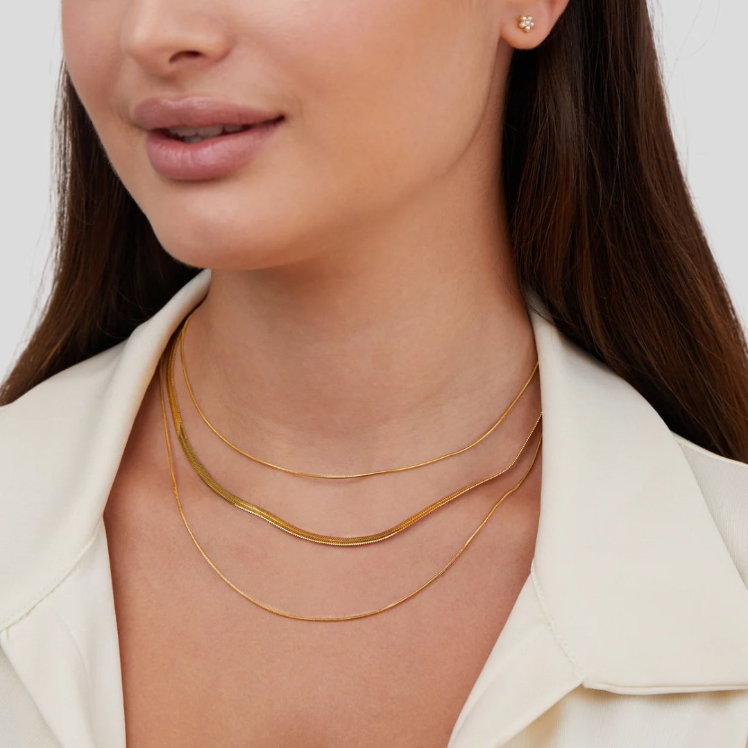 Liora – Elegante collana a catena a strati con maglie sfalsate e effetto drappeggiato scolpito