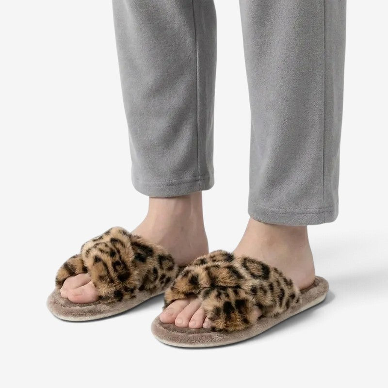 WildSnuggle - Dámske huňaté papuče s leopardím vzorom