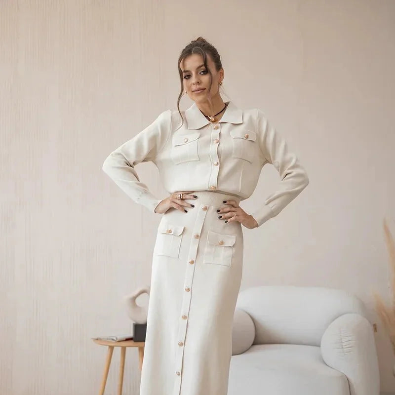 Olivia – Elegancki komplet marynarka i spódnica z ozdobnymi kieszeniami