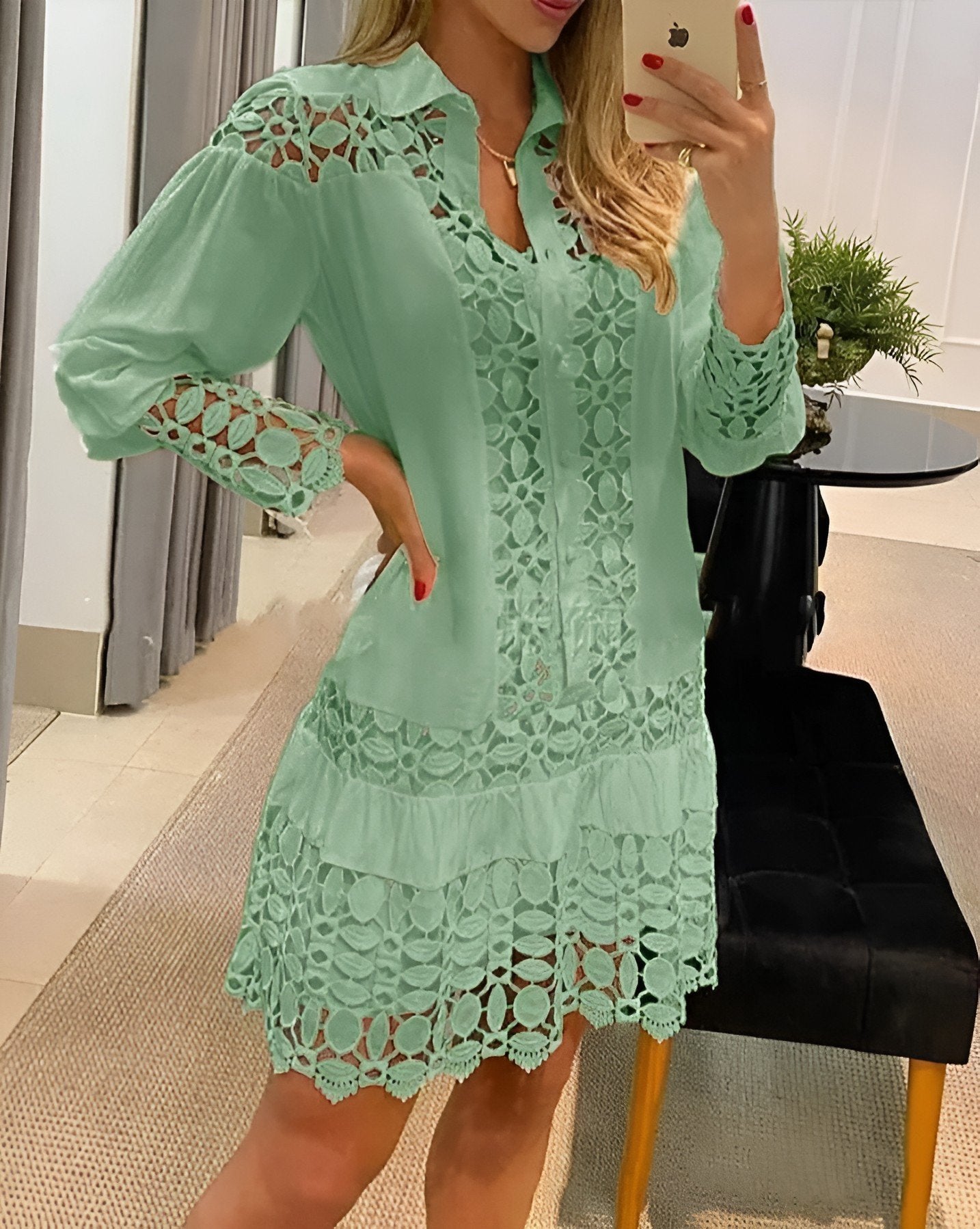 Rozi – Rochie cămașă scurtă, cu decupaje elegante și închidere cu nasturi în față
