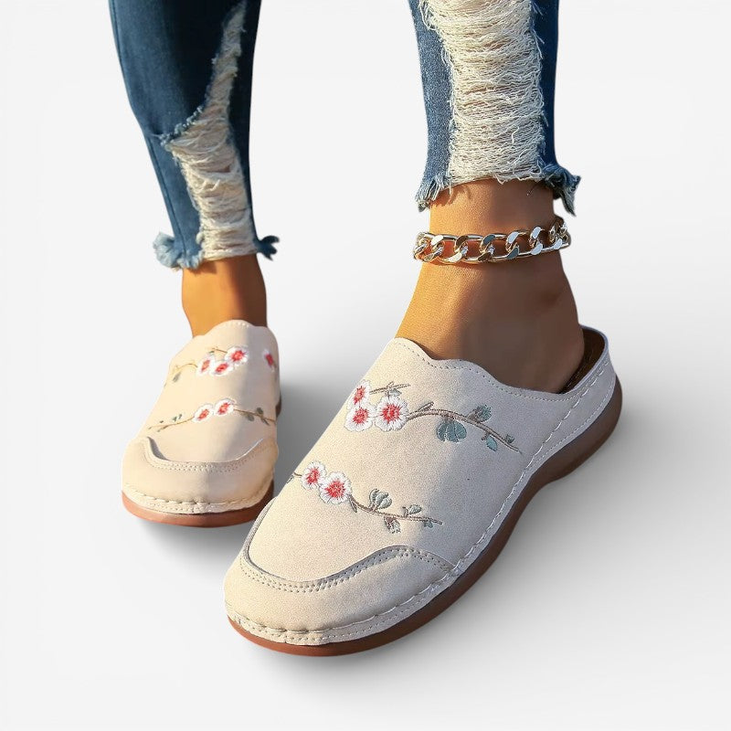Aveline – Pantofole con stampa ricamata antiscivolo e punta tonda | Tomaia in tela confortevole con dettaglio decorativo | Leggere e stabili per l'uso quotidiano | Taglie 36–43 | Rosso, Marrone, Bianco, Nero