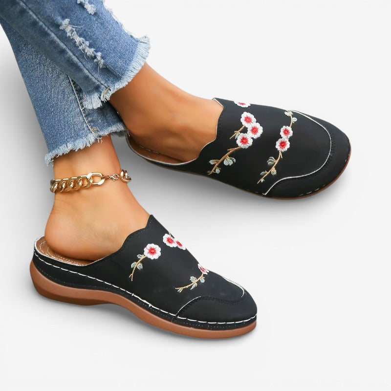 Aveline – Pantofole con stampa ricamata antiscivolo e punta tonda | Tomaia in tela confortevole con dettaglio decorativo | Leggere e stabili per l'uso quotidiano | Taglie 36–43 | Rosso, Marrone, Bianco, Nero