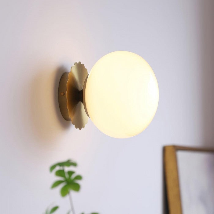 EchoLume - Elegant wall lamp with a minimalist design and a soft glow