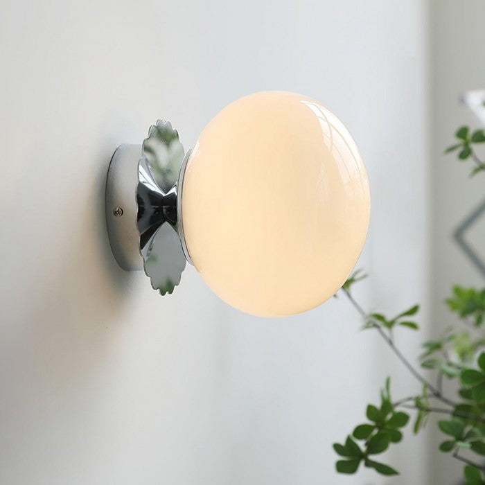 EchoLume - Elegant wall lamp with a minimalist design and a soft glow