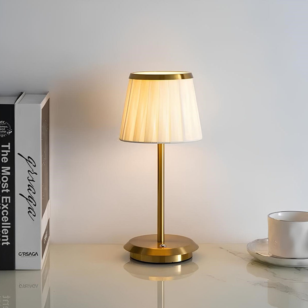 GlowWeave - LED stolní lampa s plisovaným látkovým stínidlem a železnou základnou
