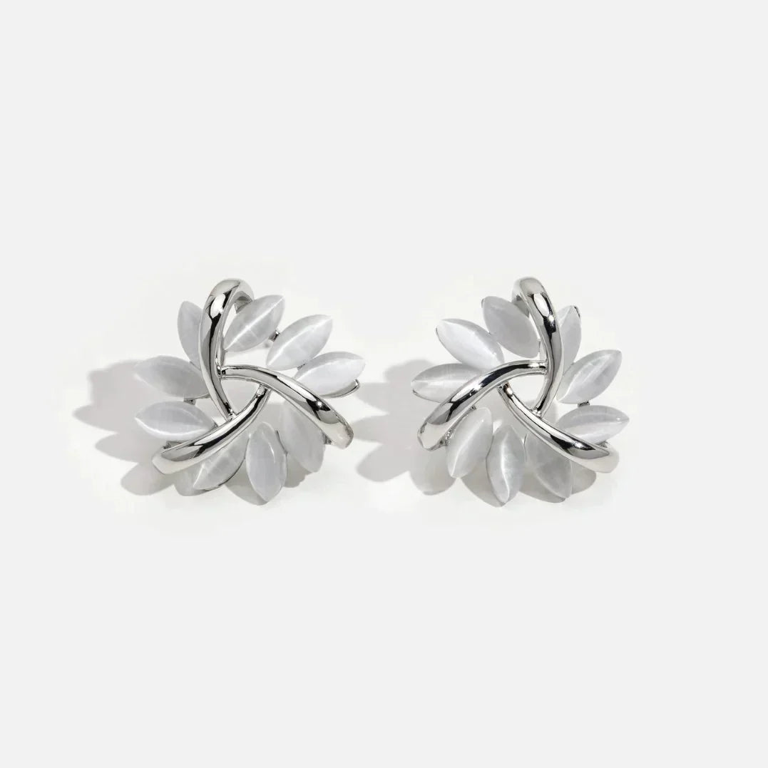 Lyra – Orecchini a fiore con dettagli a petali e particolari eleganti