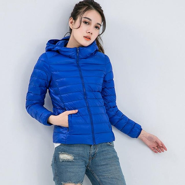 Lena – Stylish lightweight puffer coat with hood and front zipper for everyday wear