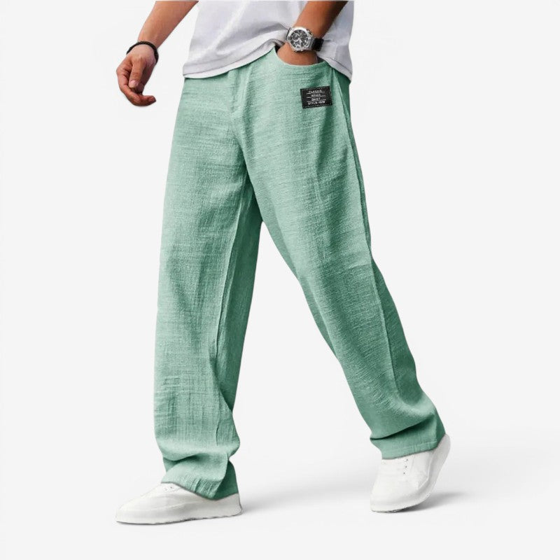 Pantaloni bărbătești cu croială largă și buzunare laterale