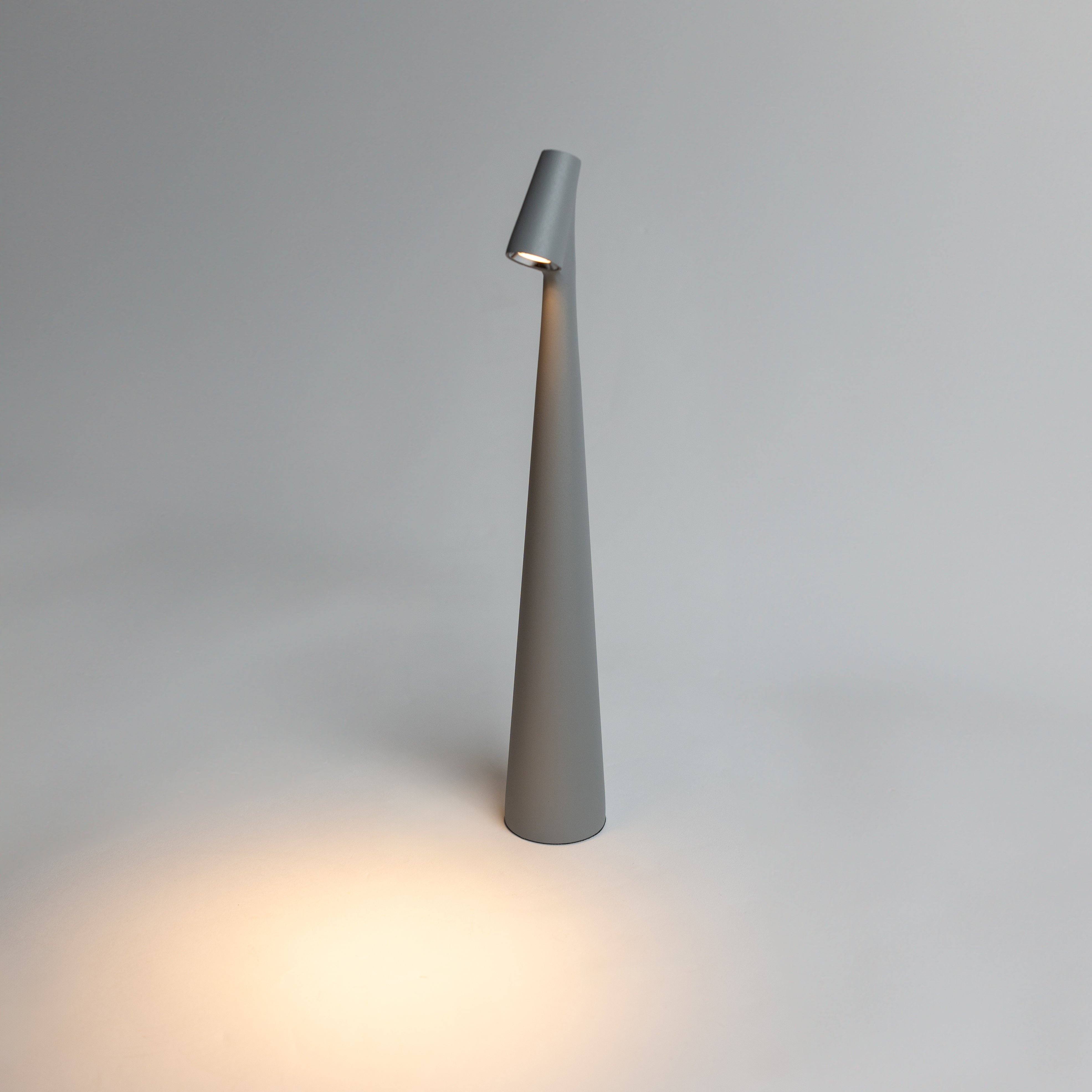 LumaGlow - Minimalist LED table lamp with rechargeable battery