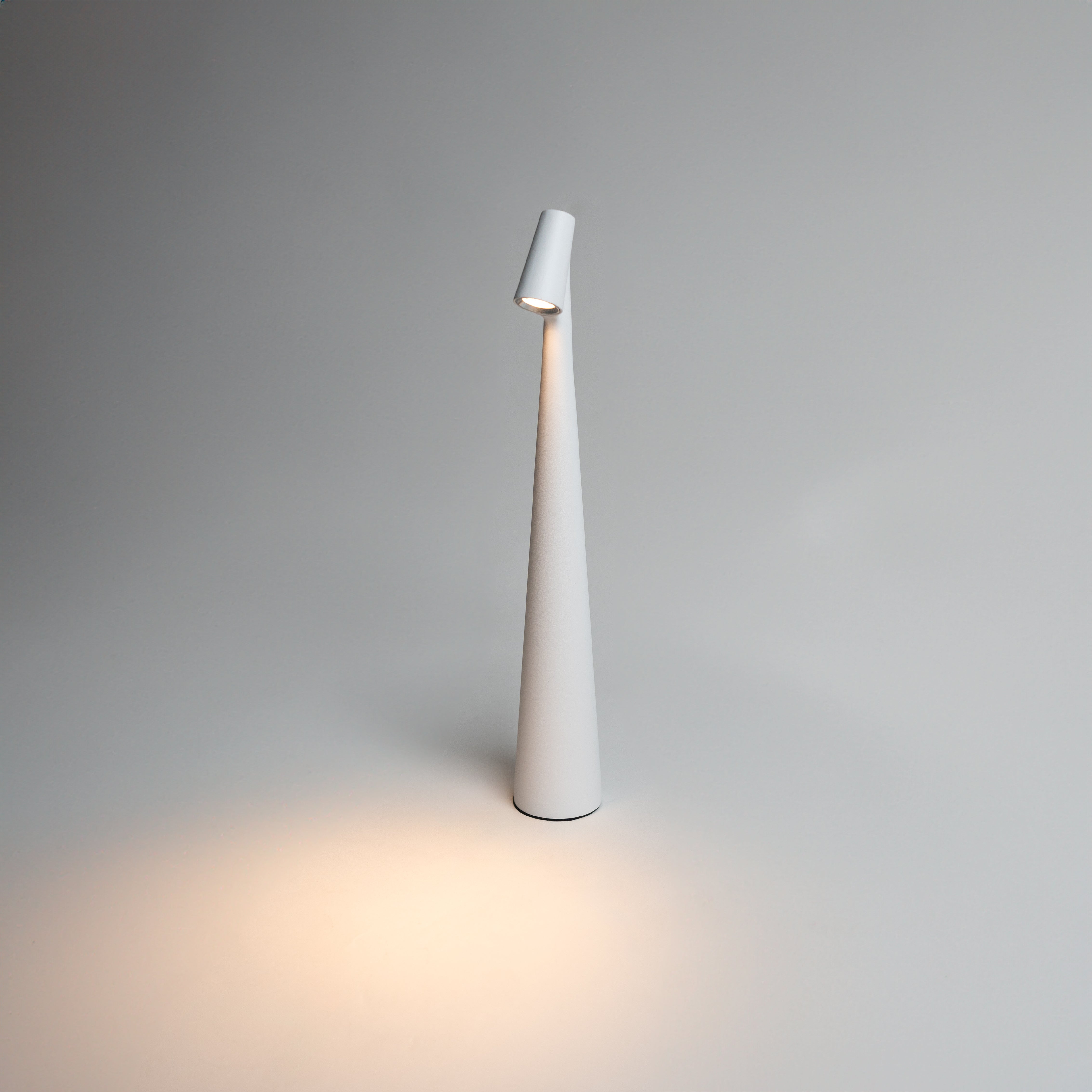 LumaGlow - Minimalist LED table lamp with rechargeable battery