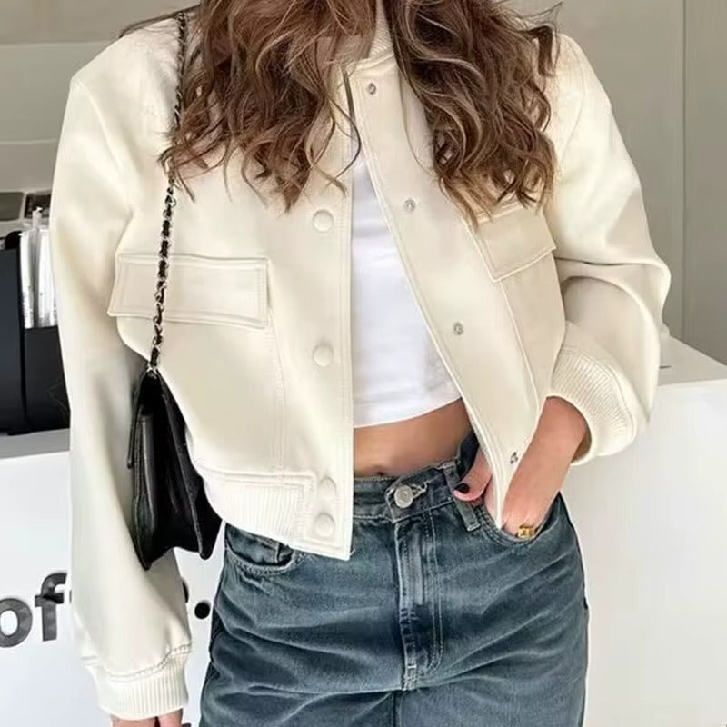 Clara – Jachetă pilot scurtă cu buzunare cu clapetă și închidere cu capse